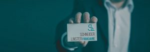 Comptable présente la carte de visite de Schneider Linster Fiduciaire